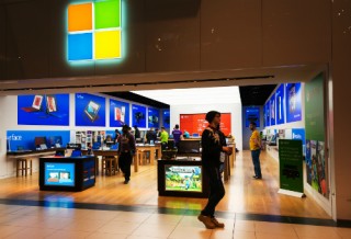 Microsoft sa thải gần 2.000 nhân viên mảng smartphone