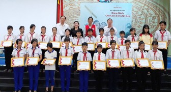 Prudential Việt Nam trao tặng học bổng học sinh nghèo TX. Tân Châu