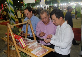 Nhộn nhịp lễ hội hàng Việt