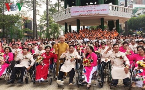 Xúc động lễ cưới tập thể của 50 cặp đôi khuyết tật