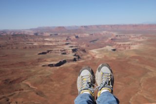 Đi du lịch, mang giày dép nào thoải mái nhất?