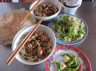 Đến làng cổ Túy Loan ăn mì Quảng