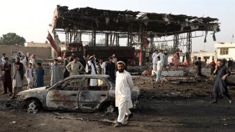 Tấn công liều chết ở Afghanistan khiến hơn 100 người bị thương