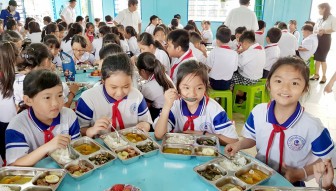 Trường Tiểu học bán trú “A” Long Thạnh đẩy mạnh cải thiện chất lượng bữa ăn học đường