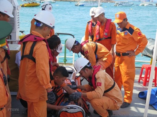 Cấp cứu kịp thời hai ngư dân bị thương nặng, mất nhiều máu