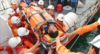 Đưa 1 thuyền viên Indonesia bị hôn mê trên biển về Nha Trang điều trị