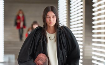 Người mẫu gốc Việt toả sáng trên sàn diễn của Louis Vuitton