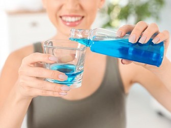 Tại sao không nên dùng nước súc miệng sau khi đánh răng?