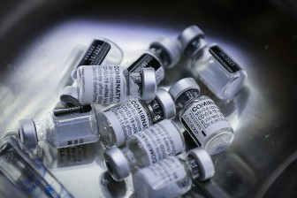 Thủ tướng Phạm Minh Chính yêu cầu Bộ Y tế đàm phán mua vaccine do 4 hiệp hội đề xuất