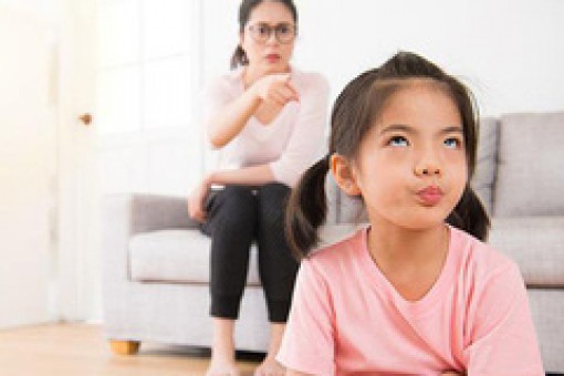 Con hay đổ lỗi cho em nhỏ, cha mẹ nên làm gì?