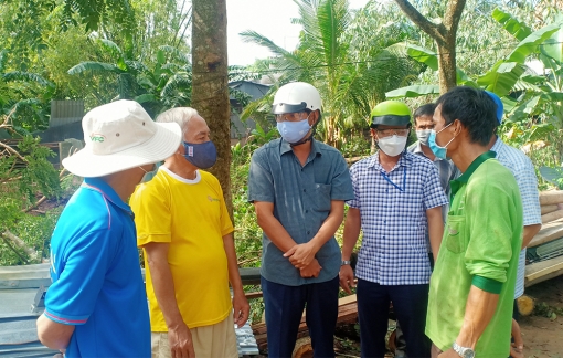 Bí thư Huyện ủy, Chủ tịch UBND huyện Châu Phú Trần Thanh Nhã thăm các hộ gia đình bị ảnh hưởng do mưa giông tại xã Bình Thủy