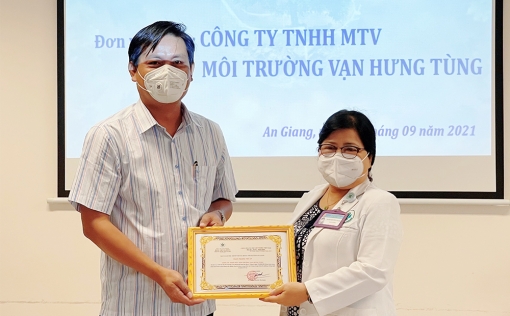 Công ty TNHH MTV Môi trường Vạn Hưng Tùng tặng 1.400 bộ trang phục phòng, chống dịch COVID-19 cho Bệnh viện Đa khoa Trung tâm An Giang
