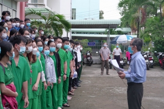 Trên 200 y, bác sĩ và sinh viên ngành y hỗ trợ TP. Châu Đốc lấy mẫu test nhanh kháng nguyên trong cộng đồng