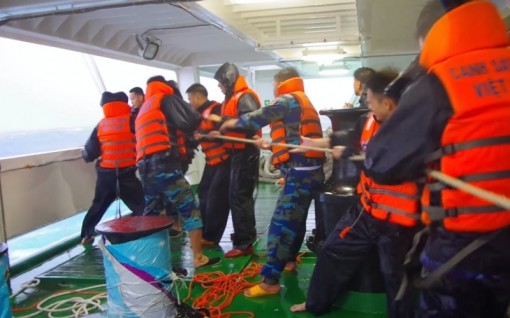 Cứu kịp thời 2 tàu cá cùng 18 ngư dân gặp nạn trên biển