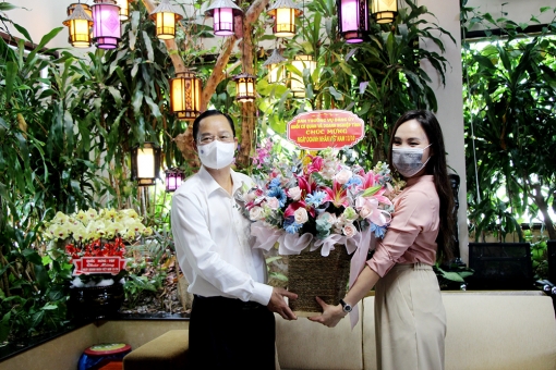 Bí thư Đảng ủy Khối Cơ quan và Doanh nghiệp An Giang Thái Minh Hiển thăm và chúc mừng ngày Doanh nhân Đảng ủy Tập đoàn Sao Mai