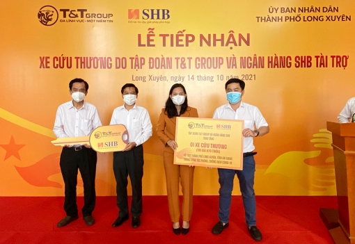 TP. Long Xuyên tiếp nhận xe cứu thương từ tập đoàn T&T Group và Ngân hàng SHB tài trợ