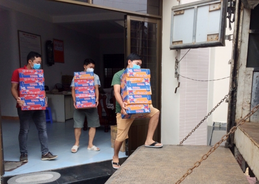 Công đoàn cơ sở Báo An Giang tặng nhu yếu phẩm hỗ trợ người dân gặp khó khăn do ảnh hưởng dịch bệnh COVID-19 huyện Phú Tân