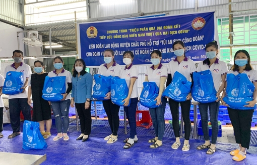 Liên đoàn Lao động huyện Châu Phú trao 342 túi an sinh hỗ trợ đoàn viên, người lao động có hoàn cảnh khó khăn