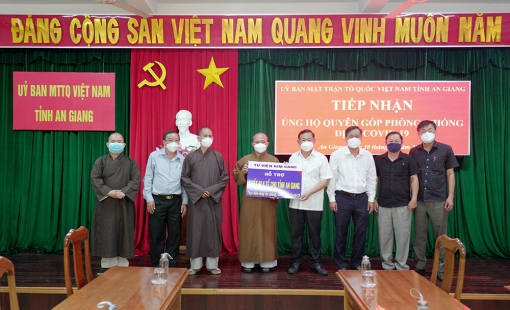 Tu viện Kim Cang tặng quà và trang thiết bị y tế hỗ trợ tỉnh An Giang phòng, chống dịch bệnh COVID-19