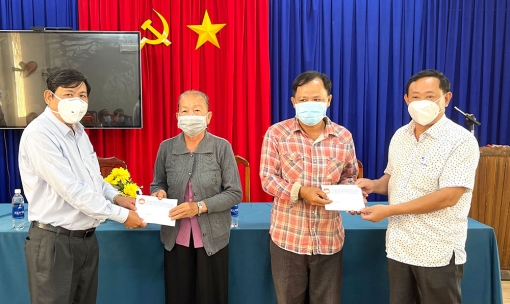 Hỗ trợ người dân có nhà bị giông lốc ở huyện An Phú