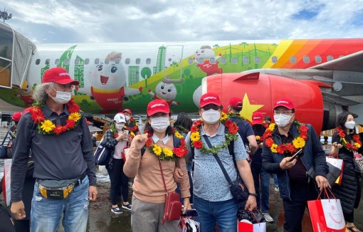 Đoàn du khách quốc tế hộ chiếu vaccine đầu tiên đặt chân đến Phú Quốc