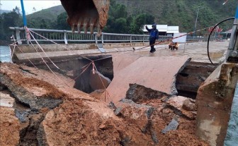 Quảng Nam: Nhiều tuyến đường đi các huyện miền núi bị sạt lở