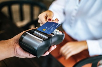 Chuyển đổi thẻ ATM từ sang thẻ chip, khách hàng cần lưu ý gì?
