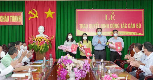 Huyện ủy Châu Thành trao quyết định công tác cán bộ