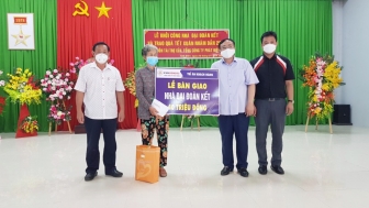 Trao nhà Đại đoàn kết và tặng quà hộ nghèo huyện Tịnh Biên