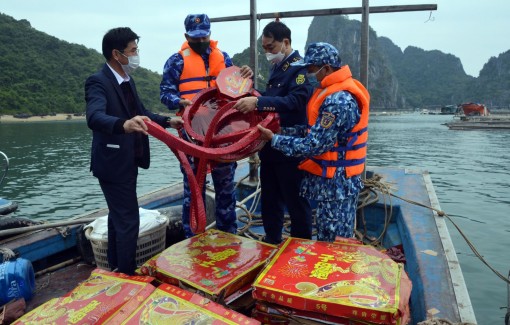 Lực lượng Cảnh sát biển bắt giữ vụ vận chuyển 300kg pháo nổ trên biển