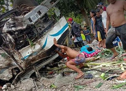 Lật xe thảm khốc Philippines làm ít nhất 11 người tử vong