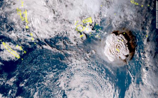 Sóng thần ập vào bờ biển Tonga sau vụ phun trào núi lửa