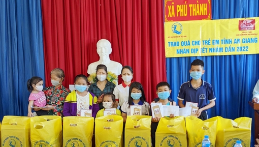 Quỹ Bảo trợ trẻ em Việt Nam tặng quà Tết cho trẻ mồ côi tại Phú Tân