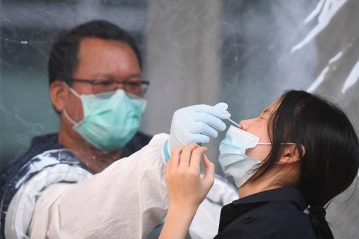 Thái Lan có ca tử vong đầu tiên vì Omicron, Pháp phê chuẩn hộ chiếu vắc xin