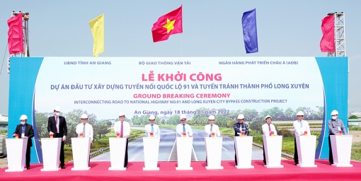 Chủ tịch nước Nguyễn Xuân Phúc tham dự lễ khởi công Dự án Đầu tư xây dựng tuyến nối Quốc lộ 91 và tuyến tránh TP. Long Xuyên