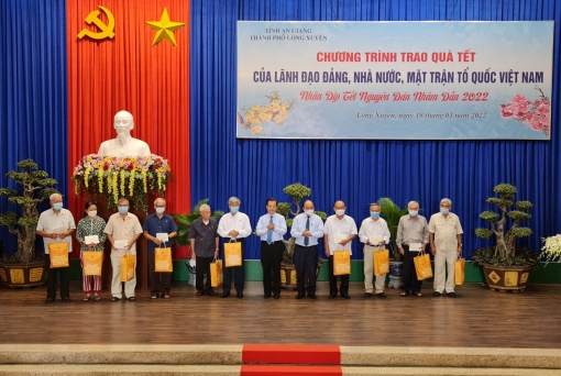 Chủ tịch nước Nguyễn Xuân Phúc: Phải để mọi người, mọi nhà đều có Tết