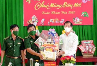 Phó Chủ tịch UBND tỉnh An Giang Lê Văn Phước đến thăm, chúc Tết lực lượng biên phòng và Đảng bộ, chính quyền và nhân dân xã Nhơn Hội