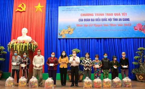 Đoàn Đại biểu Quốc hội tỉnh An Giang thăm, tặng quà chúc Tết các gia đình chính sách, hộ nghèo, thương binh tiêu biểu TP. Long Xuyên