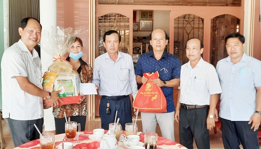 Lãnh đạo huyện Châu Phú thăm, chúc tết mẹ Việt Nam Anh hùng Ngô Thị Tám