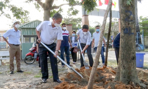 Lãnh đạo huyện Tri Tôn chúc Tết trường học và phát động Tết trồng cây