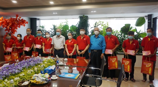 Liên đoàn Lao động tỉnh An Giang chúc Tết doanh nghiệp và tặng quà đoàn viên hoàn cảnh khó khăn