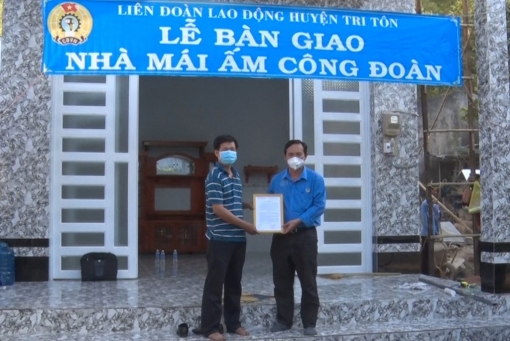 Liên đoàn Lao động huyện Tri Tôn trao nhà Mái ấm công đoàn và hỗ trợ đoàn viên hoàn cảnh khó khăn