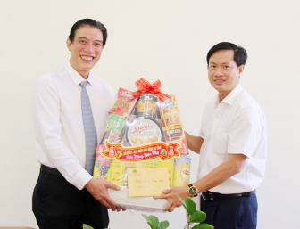 Đại tá Nguyễn Nhật Trường thăm, chúc Tết Huyện ủy Chợ Mới