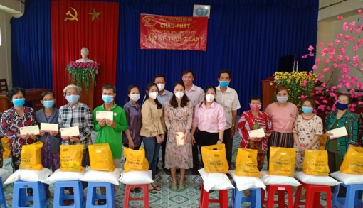 Nhiều phần quà Tết đến với hộ nghèo, gia đình chính sách huyện Phú Tân