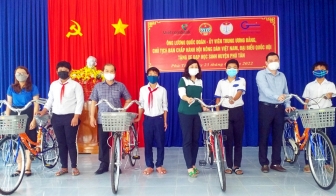 Tặng 20 xe đạp cho học sinh có hoàn cảnh khó khăn huyện Phú Tân