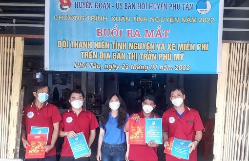 Huyện đoàn Phú Tân ra mắt đội thanh niên tình nguyện vá xe miễn phí
