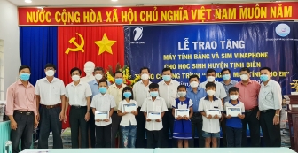 VNPT An Giang tặng máy tính bảng và sim 4G cho học sinh huyện Tịnh Biên
