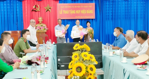 Ban Thường vụ Huyện ủy Châu Phú Trao huy hiệu Đảng cho 10 đảng viên cao niên tuổi Đảng