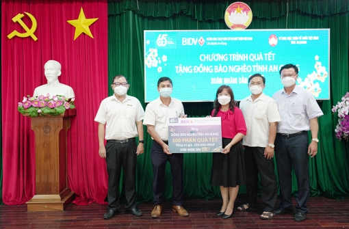 BIDV chi nhánh An Giang trao tặng 1.500 phần quà Tết cho người nghèo