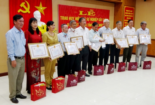 Huyện Tri Tôn có 57 cá nhân được nhận huy hiệu “Vì sự nghiệp xây dựng và phát triển tỉnh An Giang”